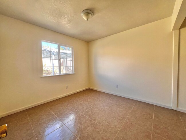 Building Photo - Three Bedroom Two Bathroom Home for lease ...