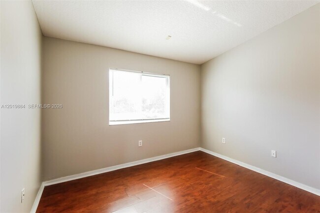 Building Photo - 925 NE 34th Ave
