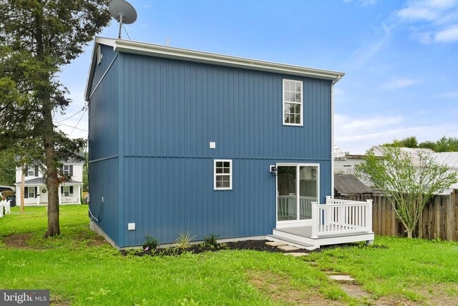 Building Photo - 558 Branch St