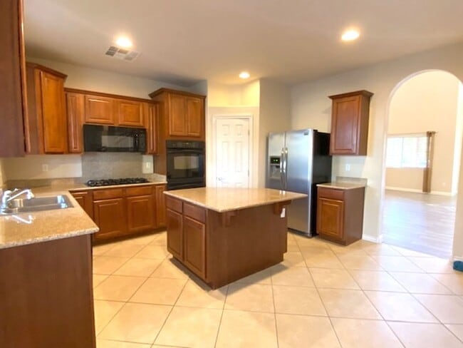 Building Photo - Available on July 31, 2025 For Viewing. Su...