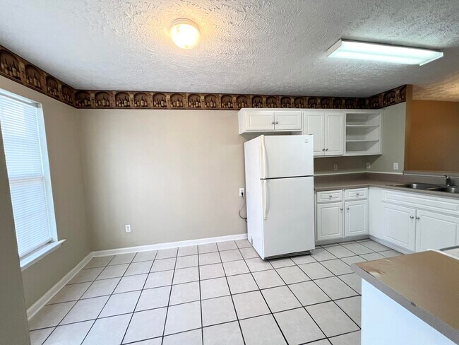Building Photo - 623 Belle Court