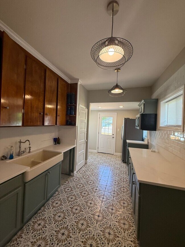 Building Photo - Adorable Home Available