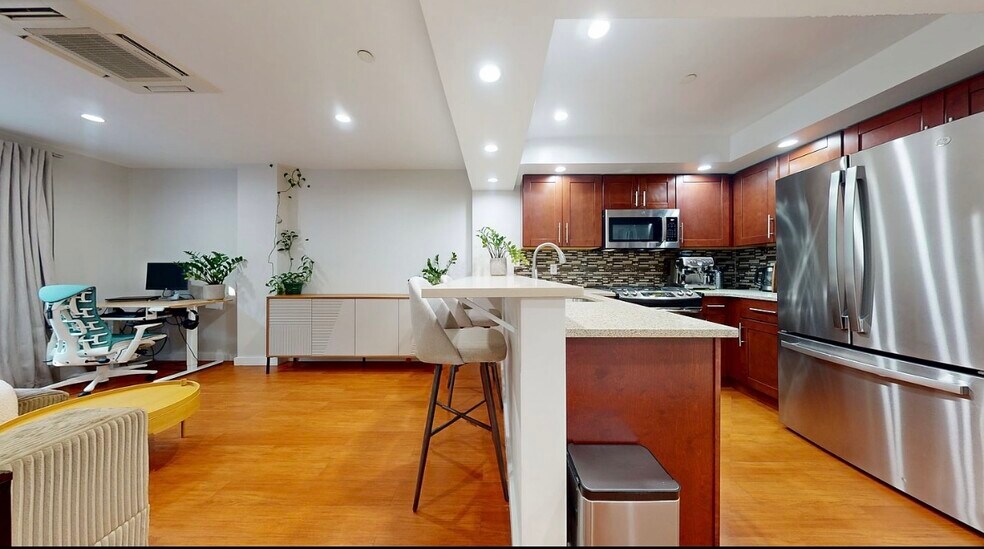 Building Photo - 2112 33rd St