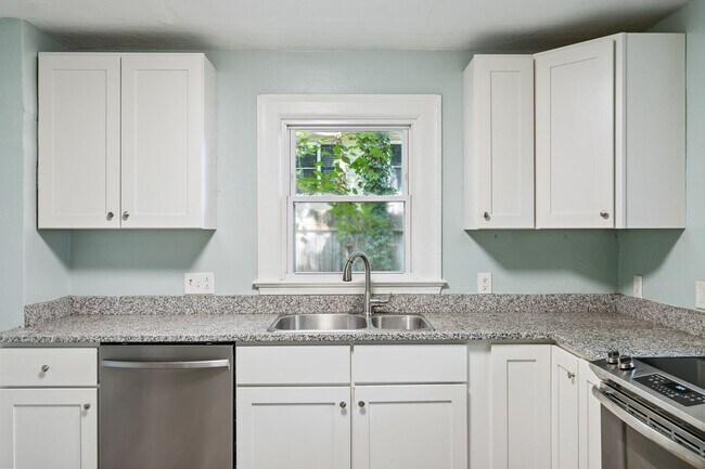 Building Photo - Charming 1 Bedroom, 1 Bathroom Duplex in O...