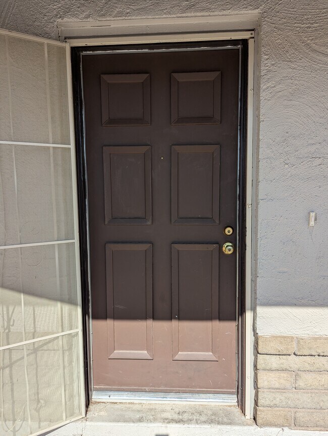 Building Photo - 563 N Santa Anna