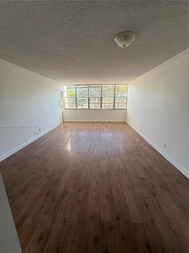 Building Photo - 2025 NE 164th St