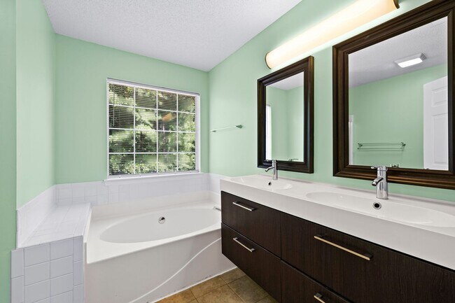 Building Photo - Updated 4BR Home in Northgate District with Huge Back Deck