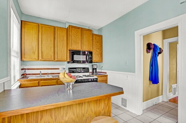 Building Photo - 1015 E 10th Ave