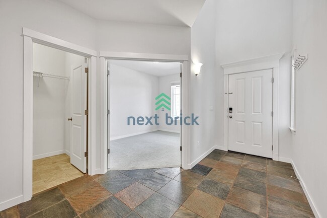 Building Photo - A spacious 4-bedroom+ 2 dens +Bonus Room a...