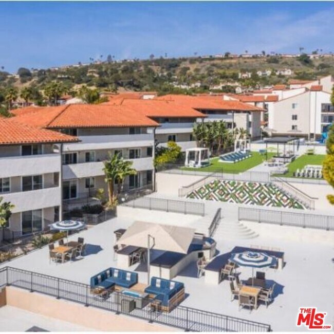 Building Photo - 6600 Beachview Dr