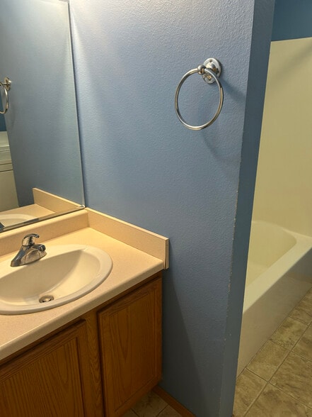 Building Photo - 507 W Shore Dr