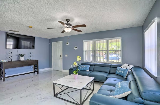 Building Photo - 2181 Poinciana Dr