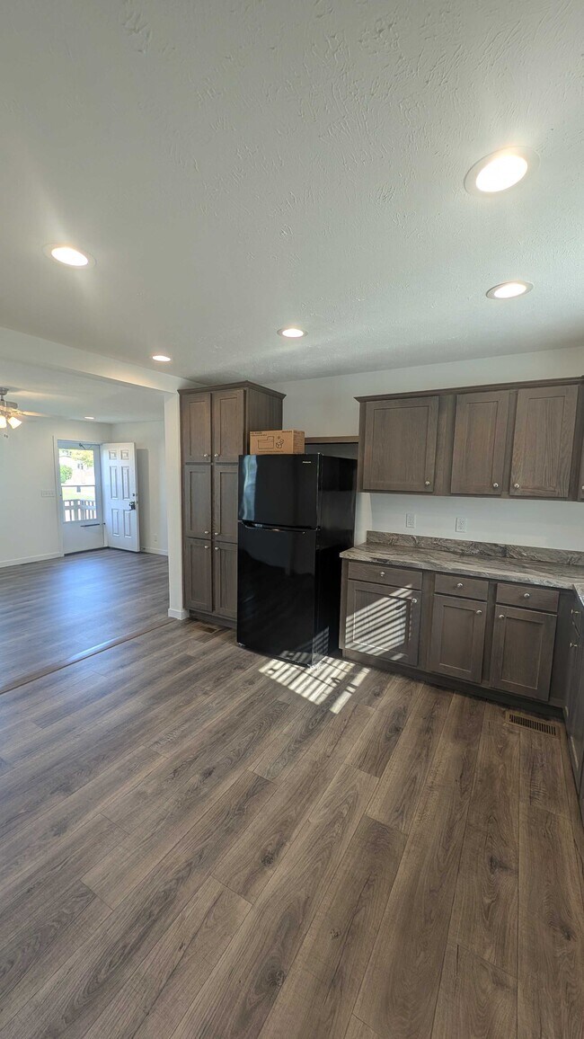 Building Photo - 9383 Evergreen Dr