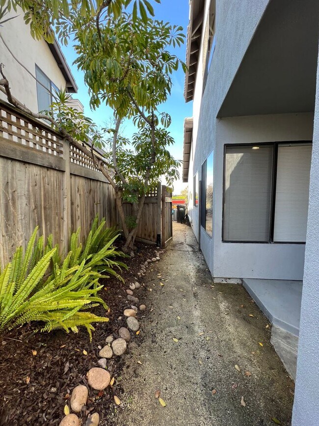 Building Photo - 2 Bedroom 2.5 bath townhouse