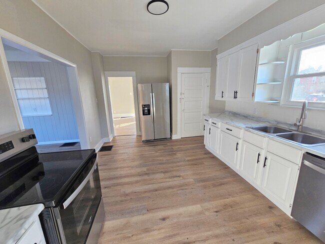 Building Photo - 930 3rd St