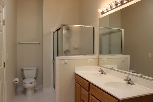 Building Photo - Lovely 3 Bedroom 2.5 Bath Townhome with De...