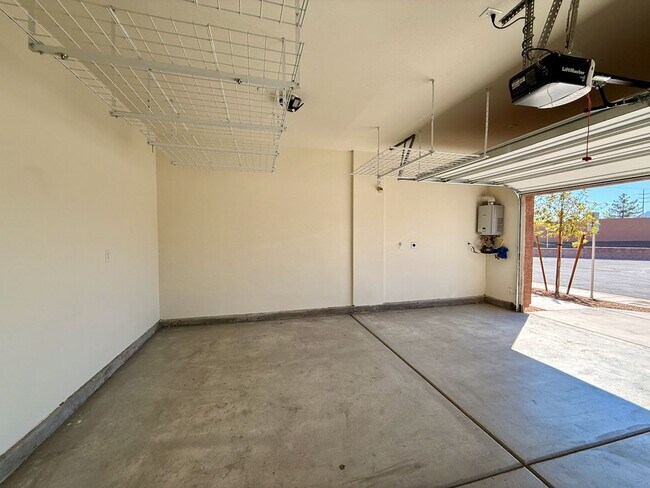 Building Photo - 3 BED 2.5 BATH 2 CAR GARAGE TOWNHOUSE w/ PRIVATE BACKYARD in GATED COMMUNITY.