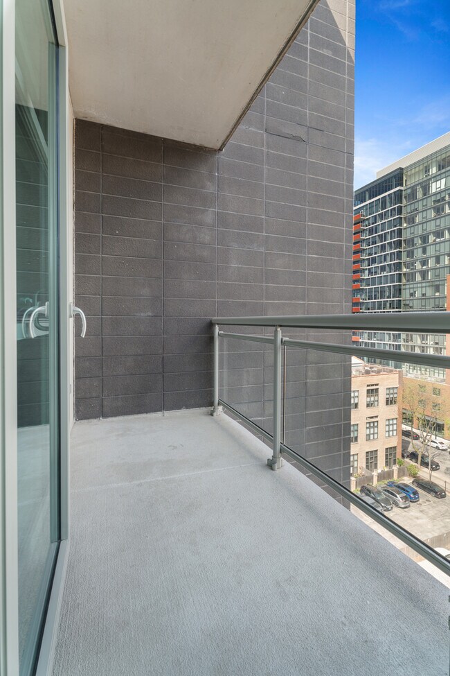 Building Photo - 225 S Sangamon St