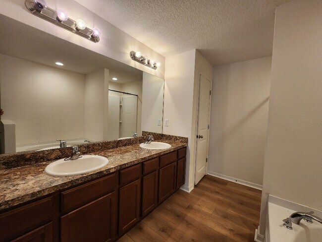 Building Photo - 11910 Winterset Cove Dr