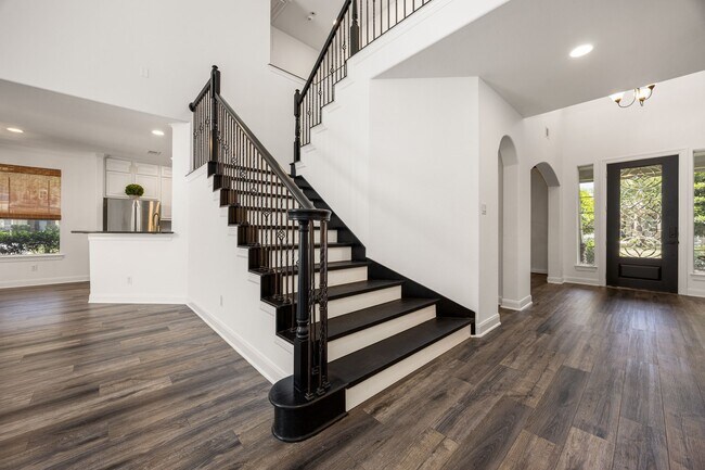 Building Photo - 6010 Gatewood Manor Dr