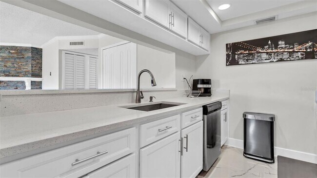 Building Photo - 10192 Seminole Island Dr