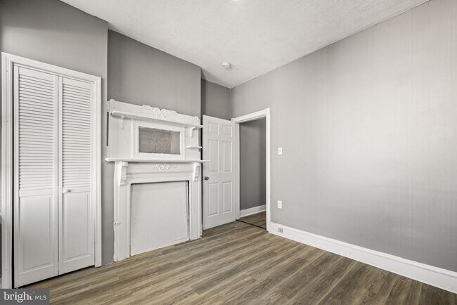 Building Photo - 2427 N Hollywood St