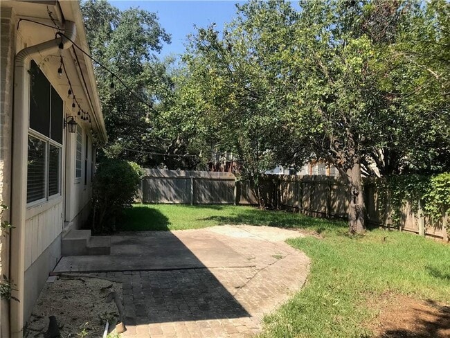 Building Photo - 2109 Lobelia Dr