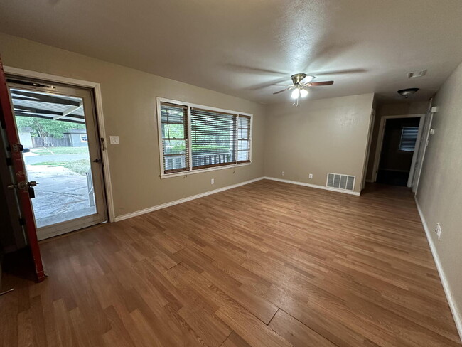 Building Photo - Beautiful 2/1!