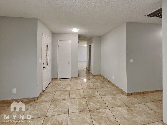 Building Photo - 320 Palo Verde Dr