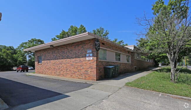 Building Photo - Hampton Court Apartments