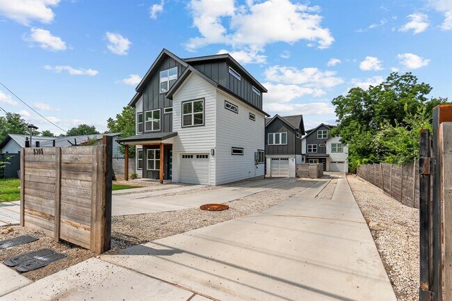 Building Photo - 5305 Ledesma Rd