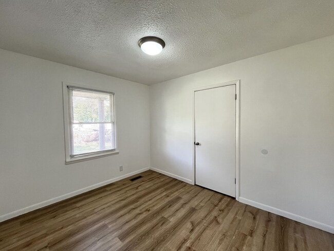Building Photo - Brick Home W/ Big Yard