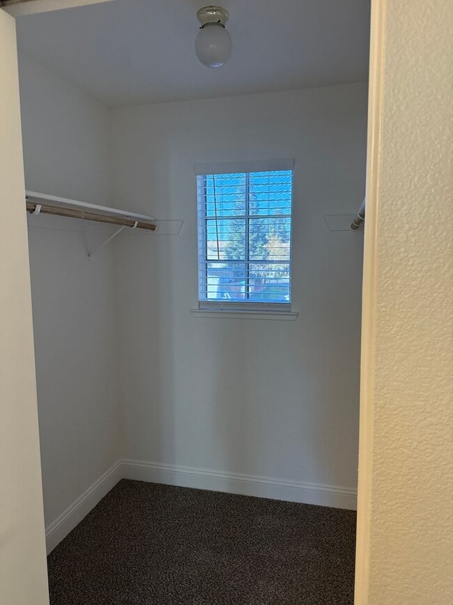 Building Photo - Great location