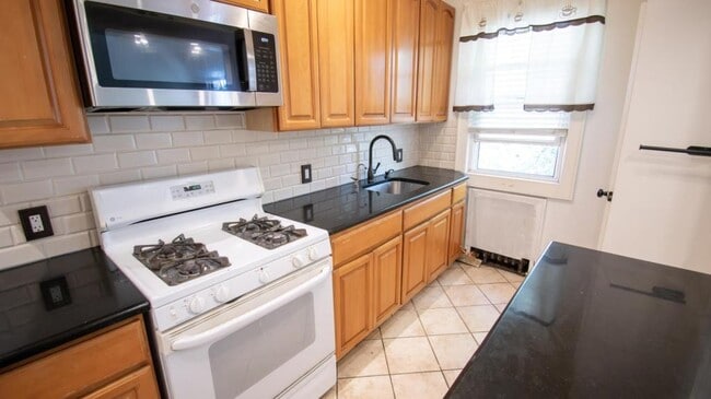 Building Photo - 840 W Seaman Ave