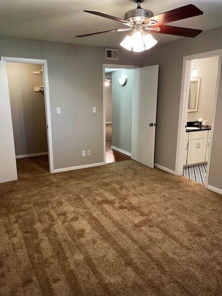 Master Bedroom - 6216 Robinson St