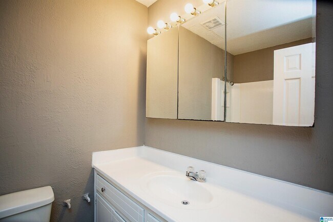 Building Photo - 1110 Croyden Cir