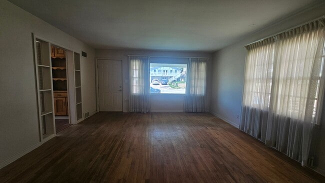 Building Photo - Spacious Starter 3 Bedroom Home