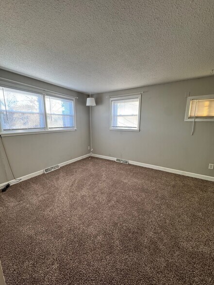 Building Photo - 930 Pius Ln