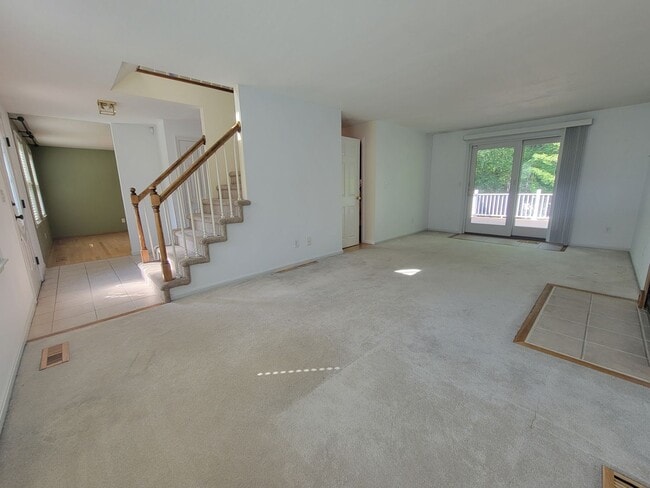 Building Photo - Beautiful Single-Family Home Litchfield NH for Rent