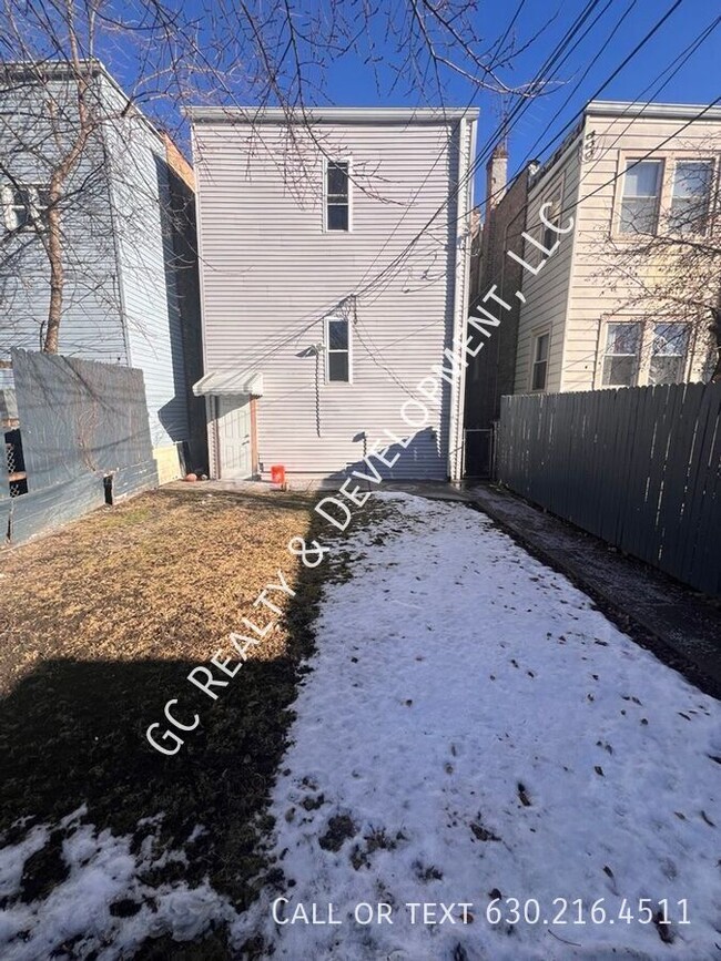 Building Photo - *** 2 BDRM - 1 BTH / GARAGE PARKING / NEW ...