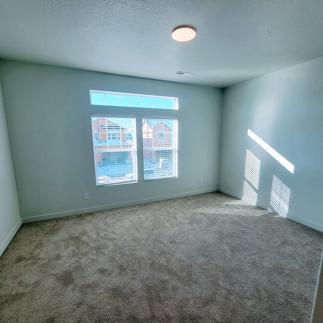 Building Photo - Stunning Townhomes!