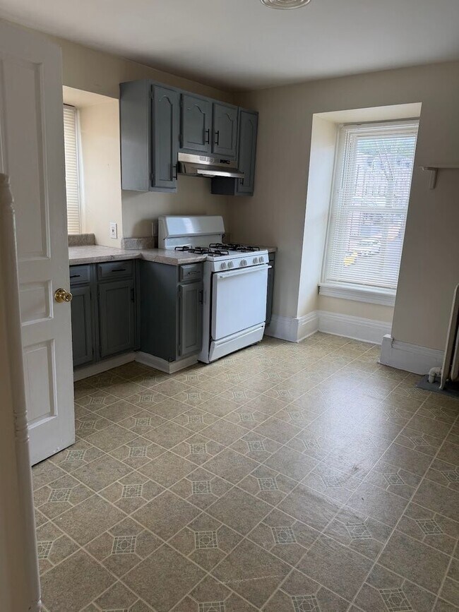 Building Photo - 450 S 18th St