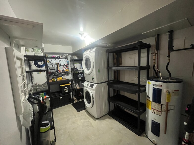 Building Photo - 8 Deer Run Ct