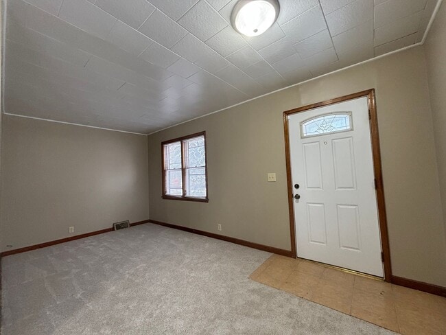 Building Photo - Phenomenal 2 Bedroom House in St. Paul Nei...