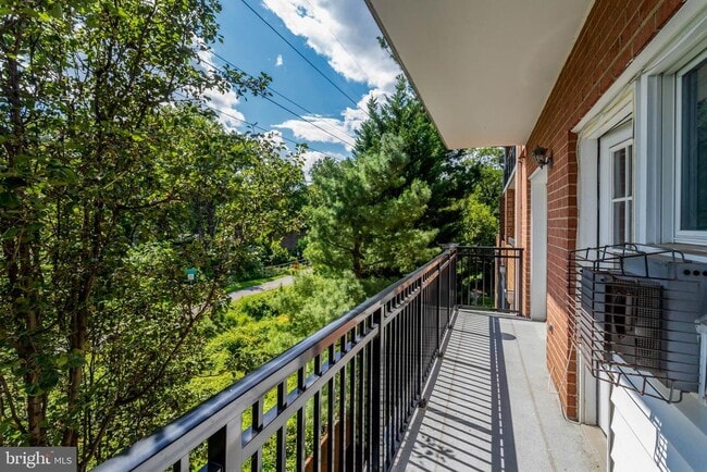 Building Photo - 6924 Fairfax Dr