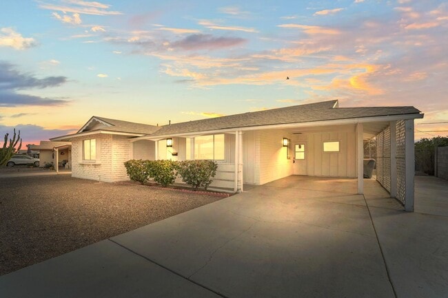 Building Photo - Comfortable 2-Bed Sun City Retreat with Vinyl Flooring & Fresh Paint