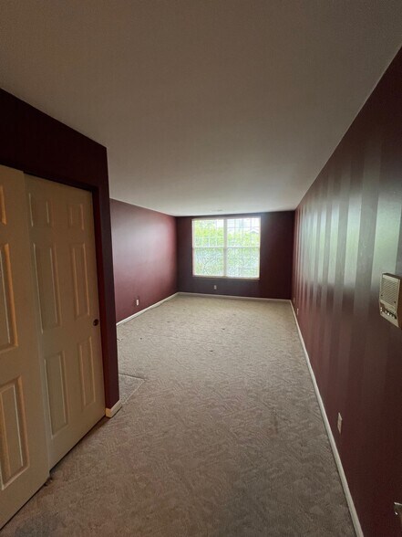 Large master bedroom, walk in closet, attached master bath - 1452 Division Ct