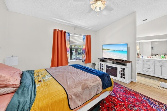 Building Photo - 4587 Carambola Cir S