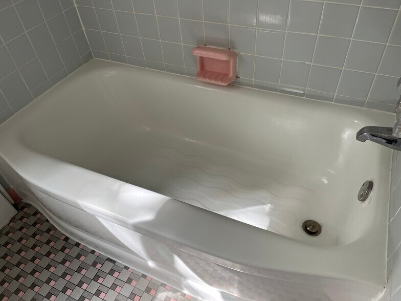 resurfaced tub - 1720 Orchard St