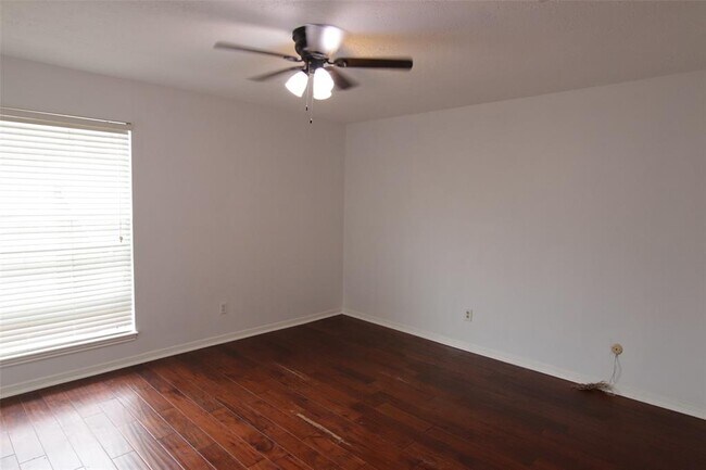 Building Photo - 926 Memorial Village Dr